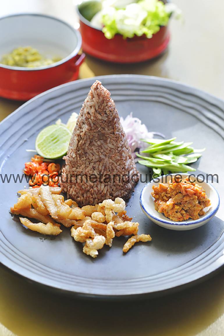 ข้าวกั้นจิ๊นน้ำพริกอ่อง