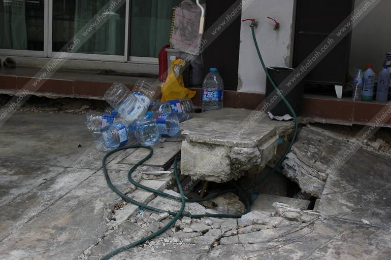 บริเวณลานจอดรถหน้าบ้านทรุดหนัก