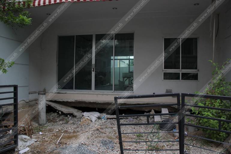 บริเวณหน้าบ้านทรุดจนเจ้าของบ้านไม่สามารถอาศัยอยู่ได้