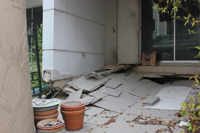 บ้านทรุดอย่างเห็นได้ชัด