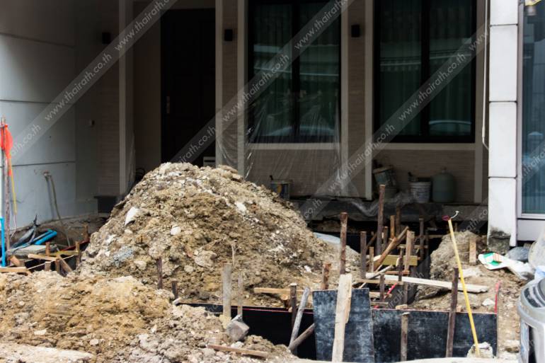 บ้านหลังหนึ่งที่ลงทุนซ่อมบ้านเอง เนื่องจากเดินเข้าบ้านไม่ได้เลย