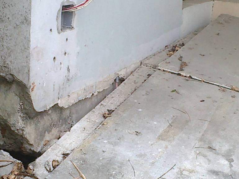 พื้นด้านหน้า ทรุดแยกออกจากตัวบ้าน