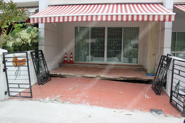 ลานจอดรถหน้าบ้าน แยกออกจากตัวบ้านแล้ว