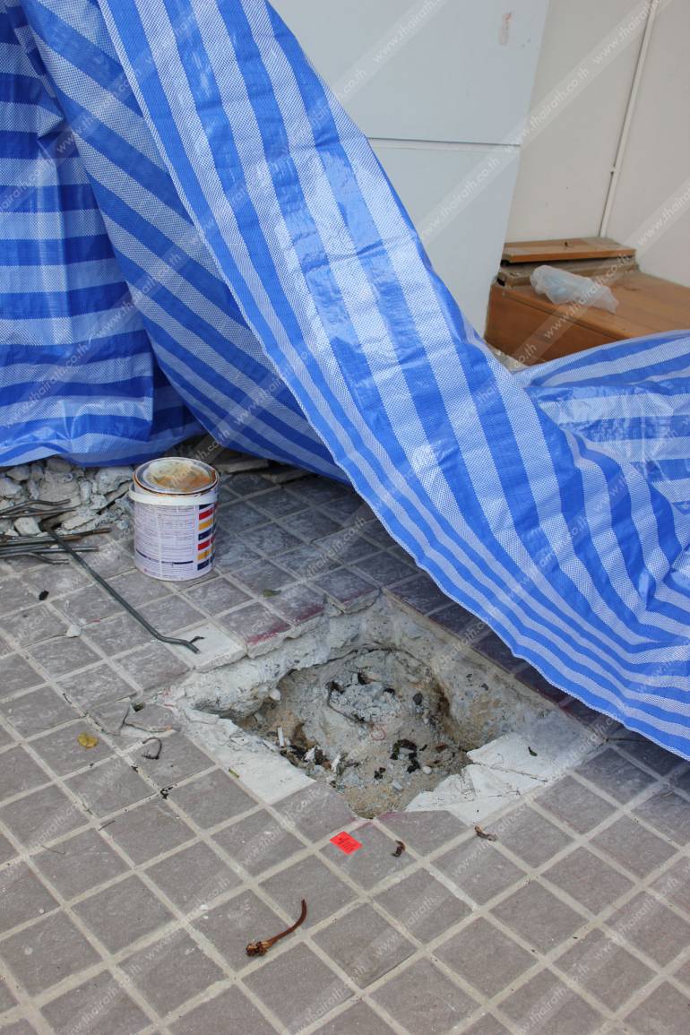 ลูกบ้านกำลังดำเนินการตอกเสาเข็มเอง