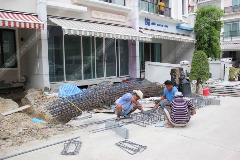 ลูกบ้านทนไม่ไหว จ้างช่างมาซ่อมบ้านเอง