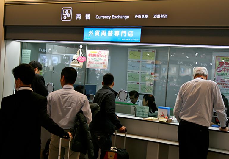 เข้าคิวแลกเปลี่ยนเงินสกุลต่างประเทศ