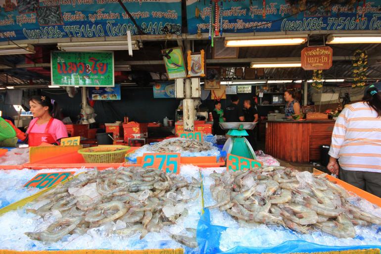 แผงขายอาหารทะเลที่ตลาดไท กลับเงียบเหงาไม่คึกคักเหมือนที่ผ่านมา