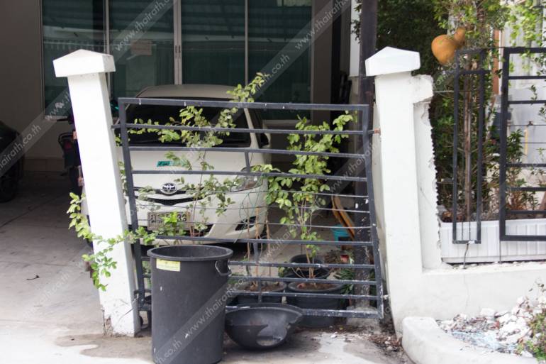 เสารั้วบ้านเอียงอย่างเห็นได้ชัด