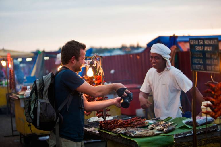 ใช้กล้องให้เกิดประโยชน์ และพูดคุยกับคนท้องถิ่นอย่างเป็นมิตร