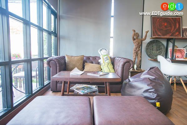 The 2 Crack Espresso Bar and Art Gallery