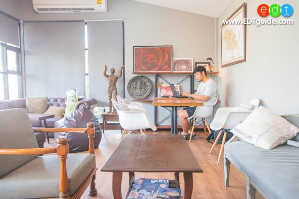 The 2 Crack Espresso Bar and Art Gallery