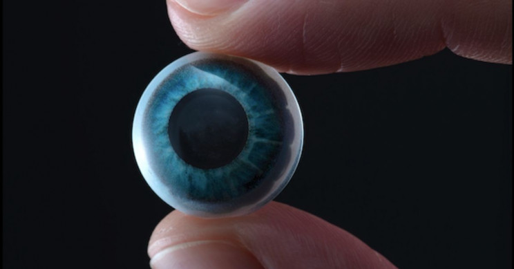 ครั้งแรกของโลก สตาร์ทอัพเตรียมเปิดตัว คอนแทคเลนส์ AR ที่สามารถนำทาง เชื่อมมือถือ และฉายโฮโลแกรมให้เห็นได้