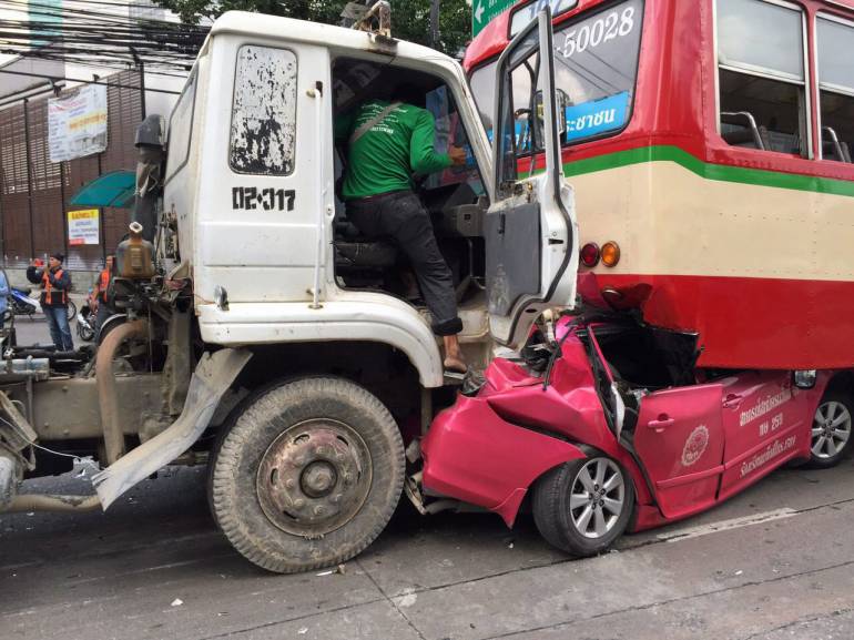 รถชน ต้องทำไง? ไขความลับประกันภัย รู้ไว้ไม่เสียสิทธิ์