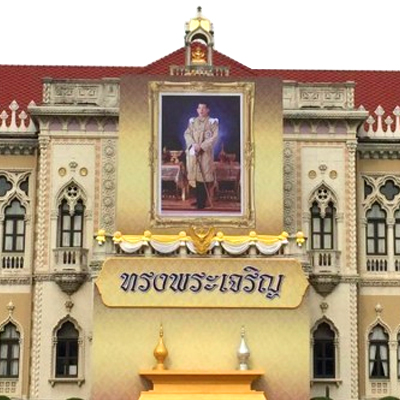 ทำเนียบรัฐบาล อัญเชิญพระบรมฉายาลักษณ์ ร.10 ประดับหน้าตึกไทยคู่ฟ้า