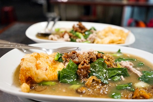 ราดหน้าชิ้งกี่ ตำนานกว่า 75 ปี