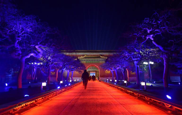 ซุ้มประตูทางเข้าสู่วัดไท่เหมี่ยว ประดับประดาด้วยแสงสีสวยงาม (ภาพ: AFP)