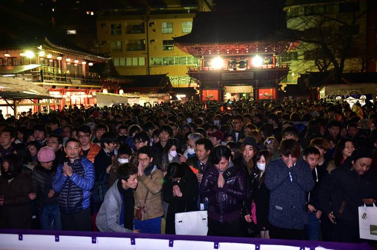 ชาวญี่ปุ่นจำนวนมหาศาลมาไหว้พระขอพรที่ศาลเจ้าคันดะ ในกรุงโตเกียว (ภาพ: AFP)