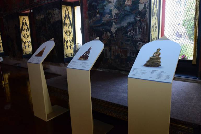 ภายในพิพิธภัณฑ์บรรยายถึงพระพุทธรูปแต่ละองค์