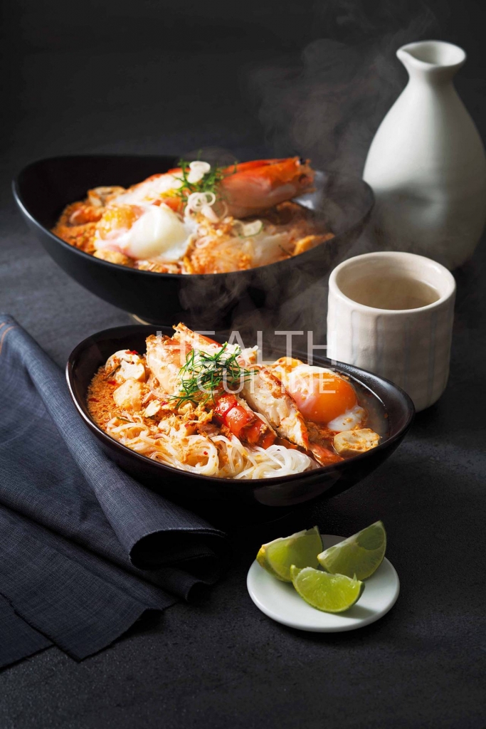 เส้นเล็กต้มยำมันกุ้งกับกุ้งแม่น้ำย่างและไข่ออนเซ็น