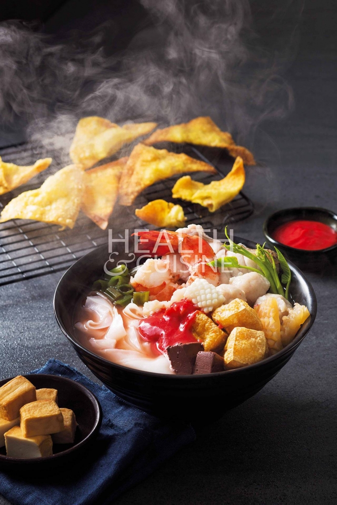 เส้นใหญ่เย็นตาโฟซีฟู้ดกับลูกชิ้นปลาโฮมเมด