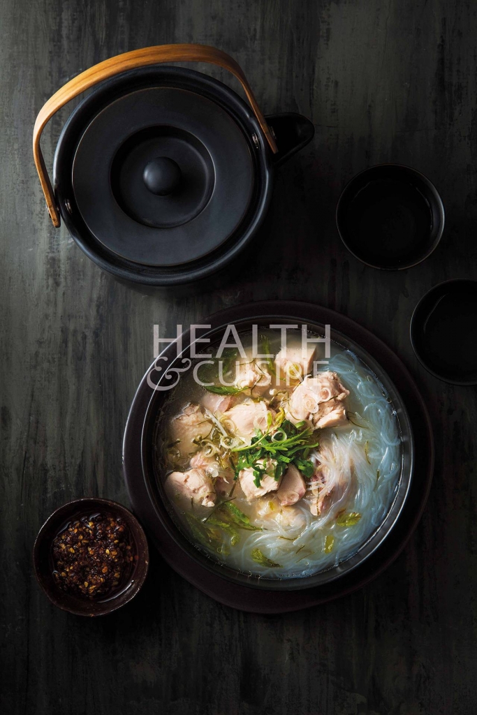 วุ้นเส้นต้มแซ่บไก่บ้านใบมะขามอ่อน