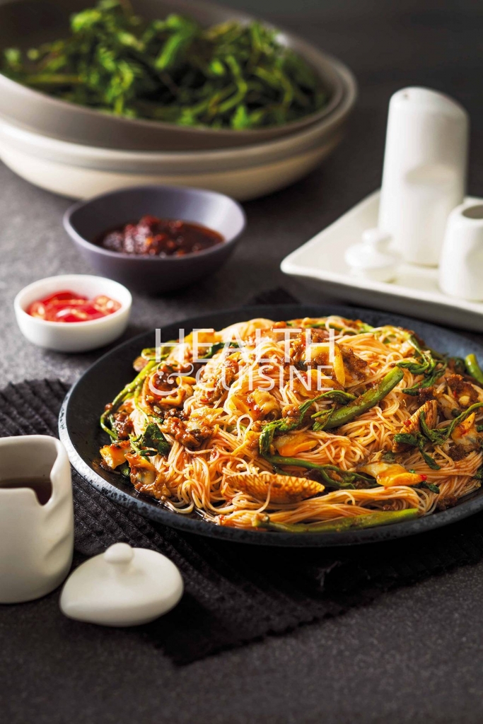 ผัดหมี่กระเฉดหอยลายซอส XO