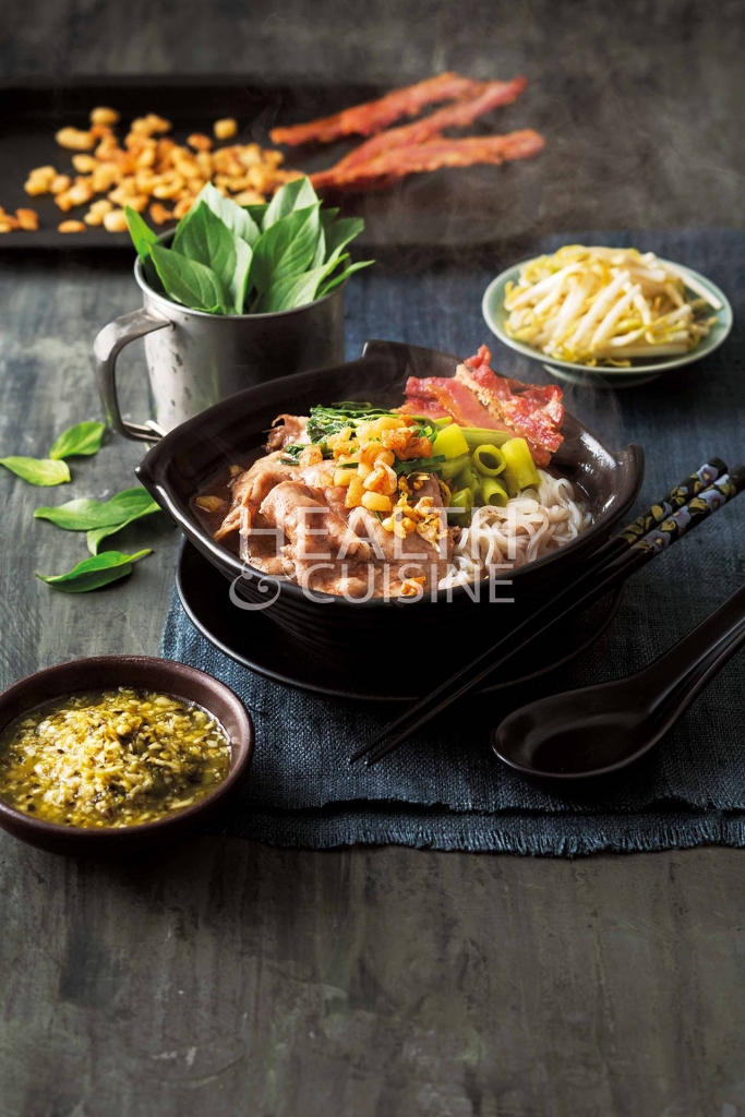 เส้นเล็กน้ำตกหมูคุโรบูตะกับเบคอนกรอบ