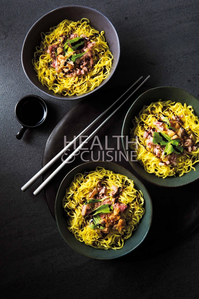 บะหมี่แห้งแหนมใบมะยมราดซอสบัลซามิก