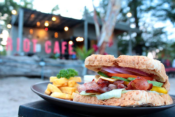 ไรออท คาเฟ่ - เขาตะเกียบ