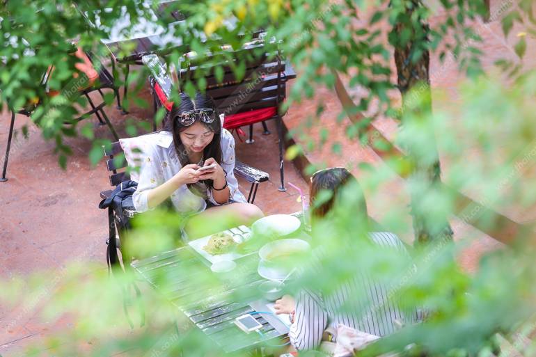 นักท่องเที่ยวพักผ่อน พร้อมมื้อสายๆ ชิลๆ