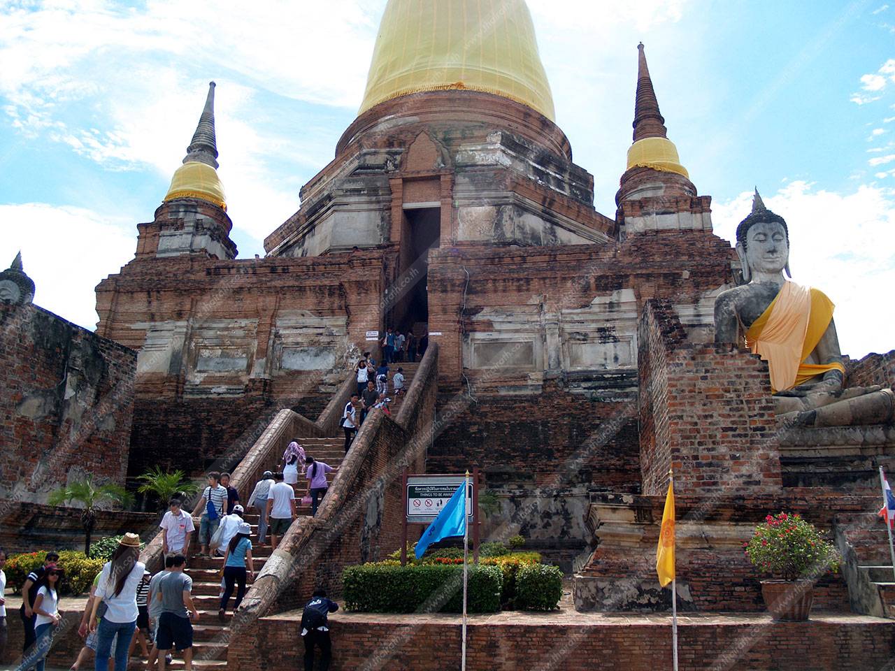 บันไดทางเดินขึ้นไปที่เจดีย์องค์ใหญ่ ด้านในมีชัยมงคลคาถาบรรจุอยู่