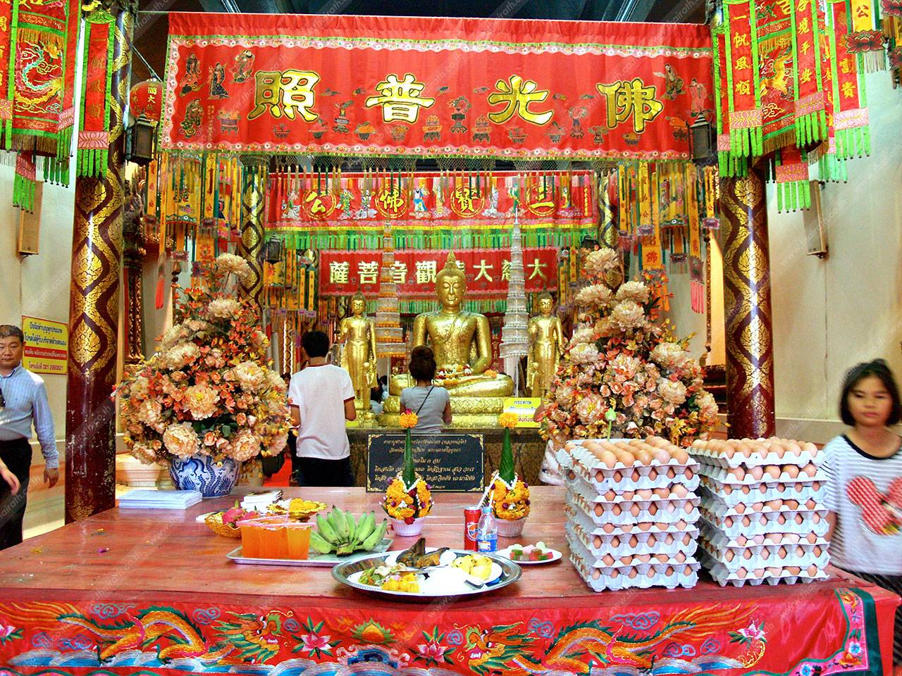 ก่อนถึงห้องพระใหญ่ จะต้องเดินทะลุห้องต่างๆ ซึ่งมีพระพุทธรูปให้สักการะตามรายทาง