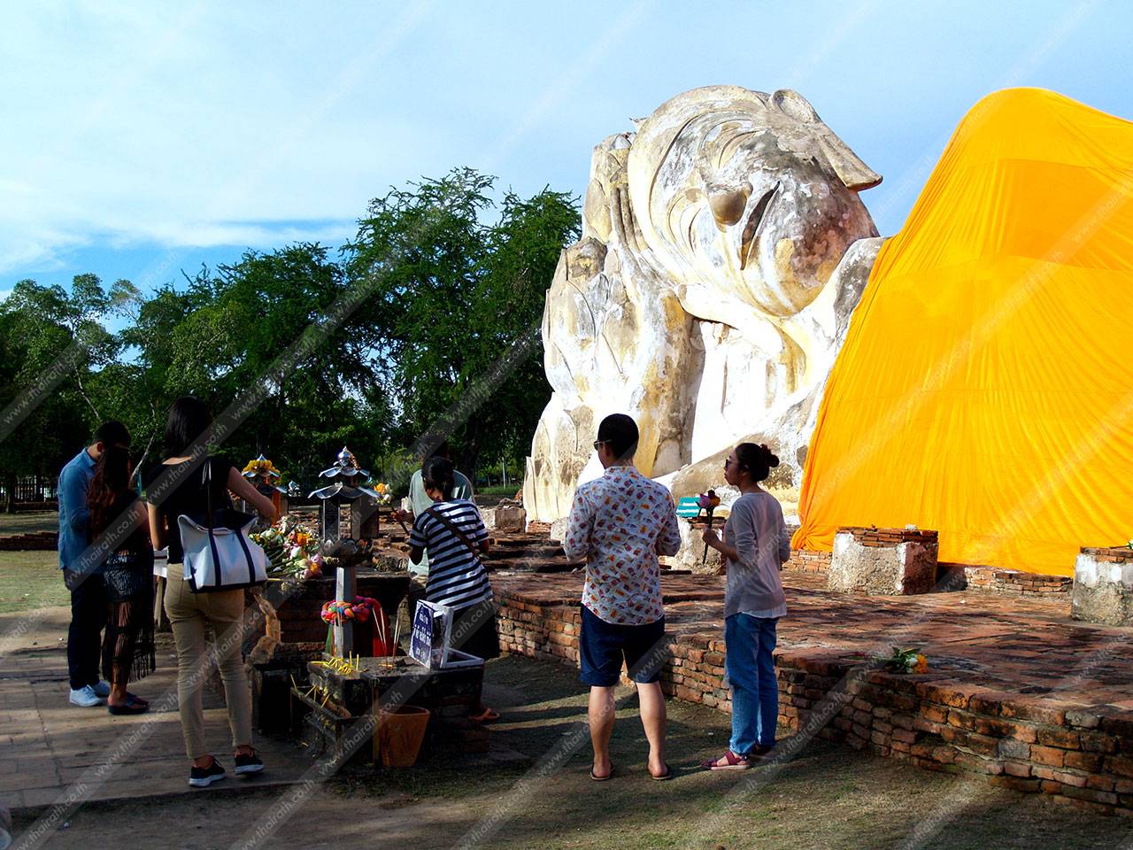 นักท่องเที่ยวมาไหว้พระเยอะเชียว