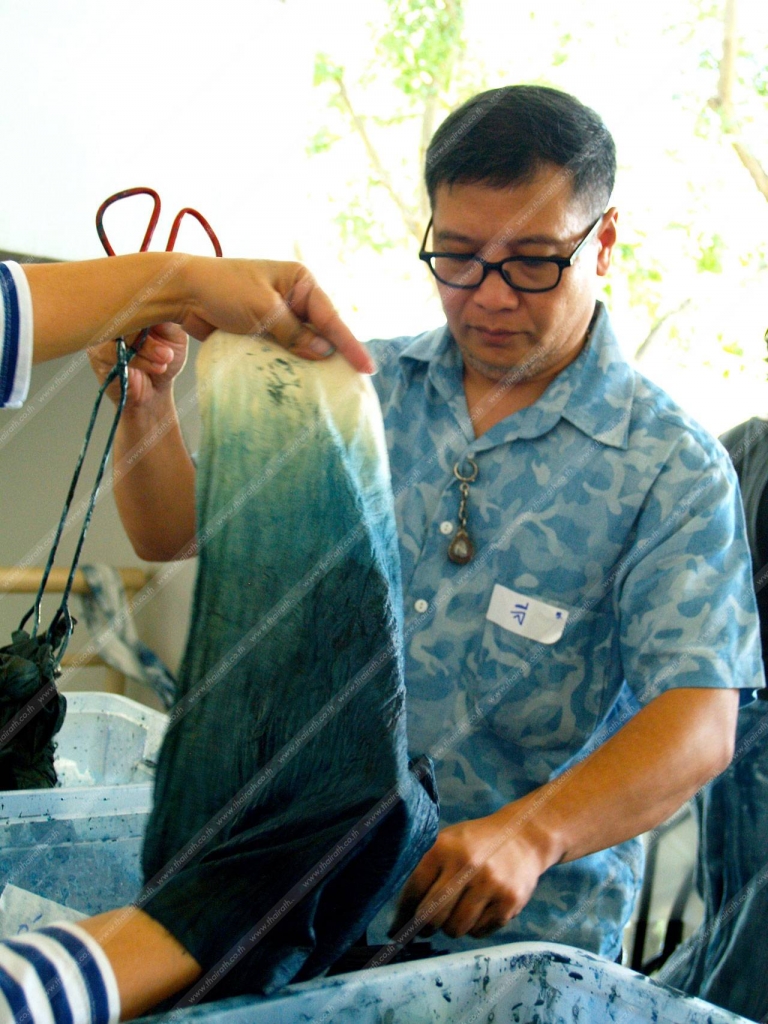 หัดทำผ้าย้อมคราม