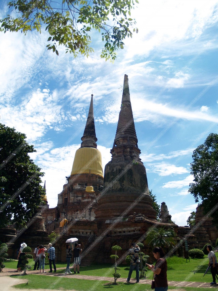 มีเจดีย์อีกหลายองค์ล้อมรอบทั่วบริเวณวัด