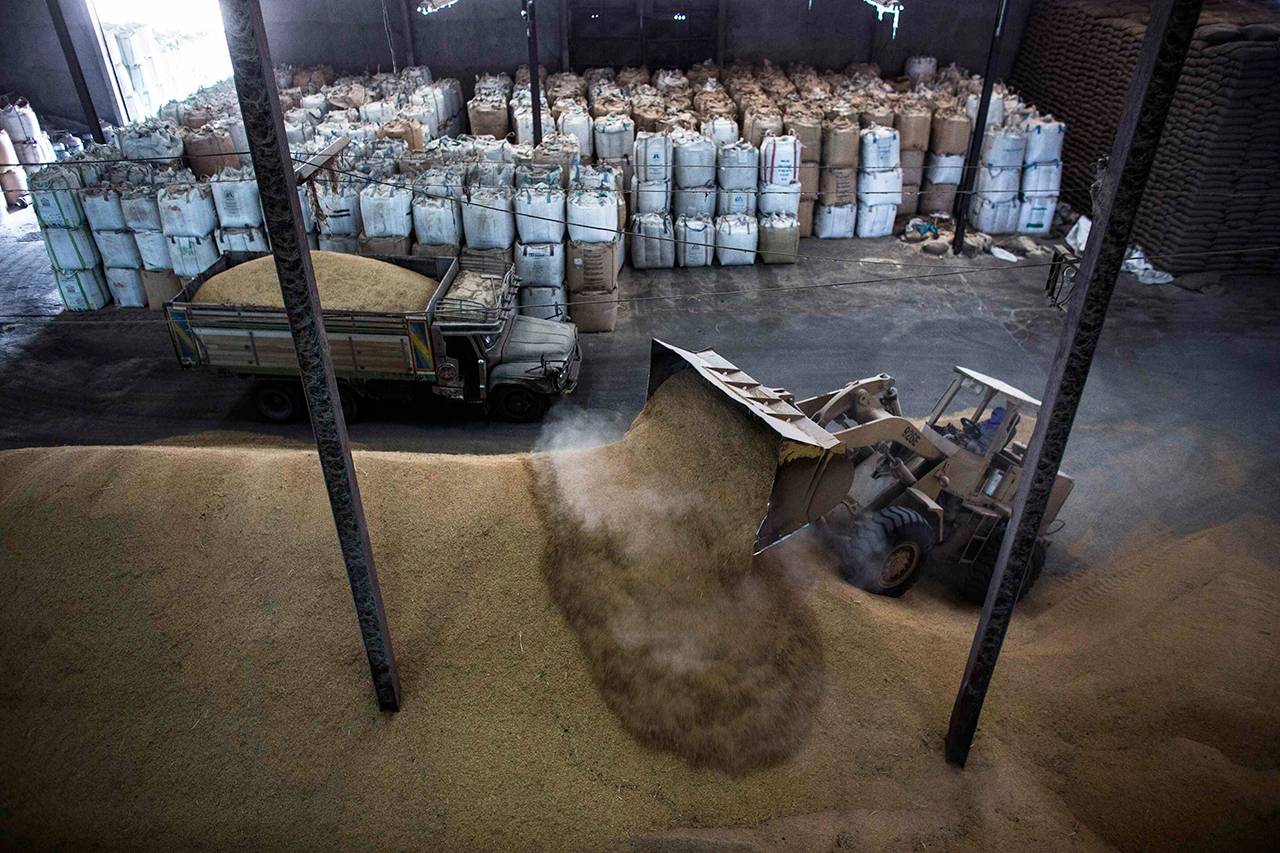 นโยบายจำนำข้าวขาวทุกเม็ด ที่ราคา 15,000 บาทต่อตัน และ 20,000 บาทต่อตันสำหรับข้าวหอมมะลิ