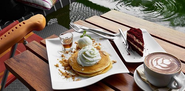 ร้าน On The River Cafe