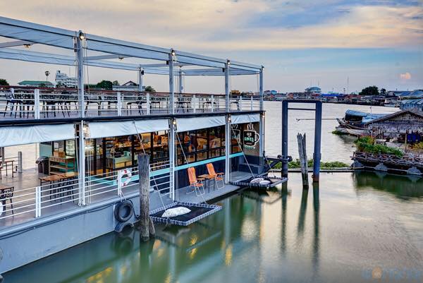 ร้าน On The River Cafe