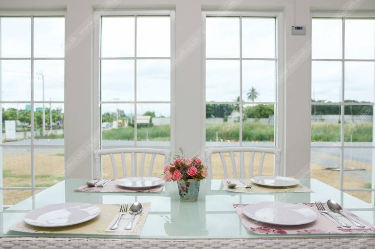 Daisy Restaurant & Coffee