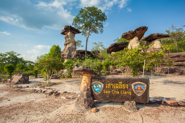 เสาเฉลียงคู่ ในเขตอุทยานแห่งชาติผาแต้ม