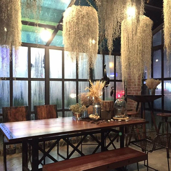 “Creadz Cafe” คาเฟ่เท่ ๆ สไตล์ Loft ของ ริท เดอะสตาร์