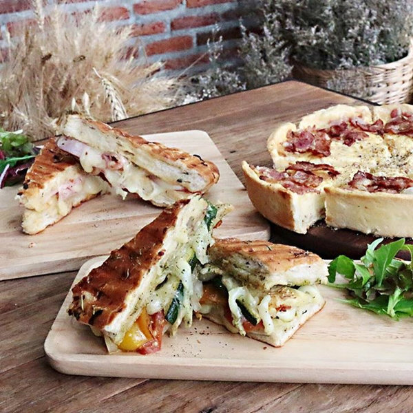 “Creadz Cafe” คาเฟ่เท่ ๆ สไตล์ Loft ของ ริท เดอะสตาร์