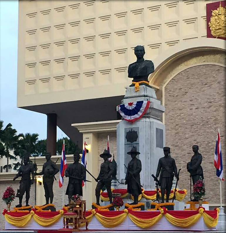 บริเวณพระแท่น