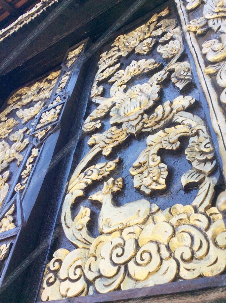 บานหน้าต่างแกะสลักสวยงาม