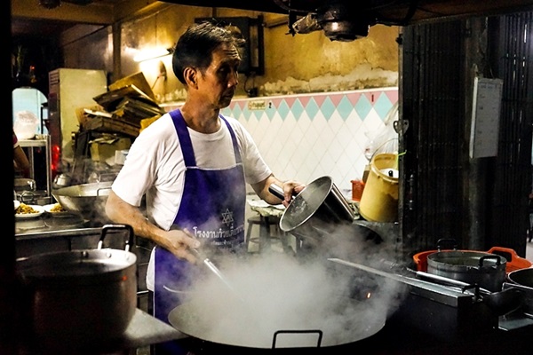 ราดหน้าชิ้งกี่ ตำนานกว่า 75 ปี