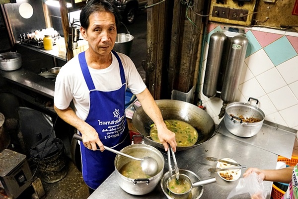 ราดหน้าชิ้งกี่ ตำนานกว่า 75 ปี