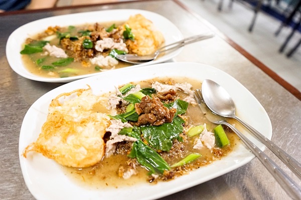 ราดหน้าชิ้งกี่ ตำนานกว่า 75 ปี