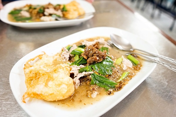 ราดหน้าชิ้งกี่ ตำนานกว่า 75 ปี