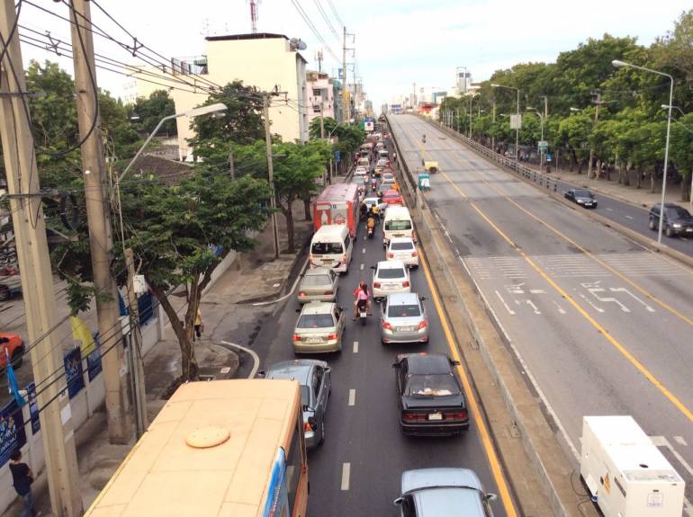 ปิดสะพานข้ามแยกเกษตร ประเดิมเช้าวันจันทร์ จราจรติดหนึบ!