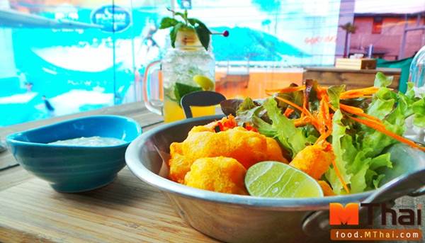 ต้องลอง! ช้างเซิร์ฟบาร์ ร้านชิลล์กลางกรุง โต้คลื่นความอร่อย